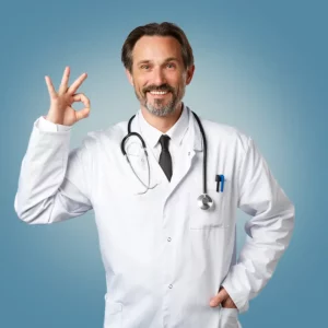Ein Arzt in weißem Kittel und mit Stetoskop formt seine Hand zu einem OK-Zeichen